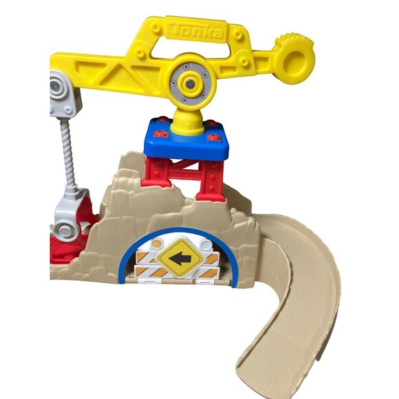 Chuck & Friends Fold "N Go Construction Playset with 3 Vehicles Tonka/ Hasbro - Picture 2 of 12